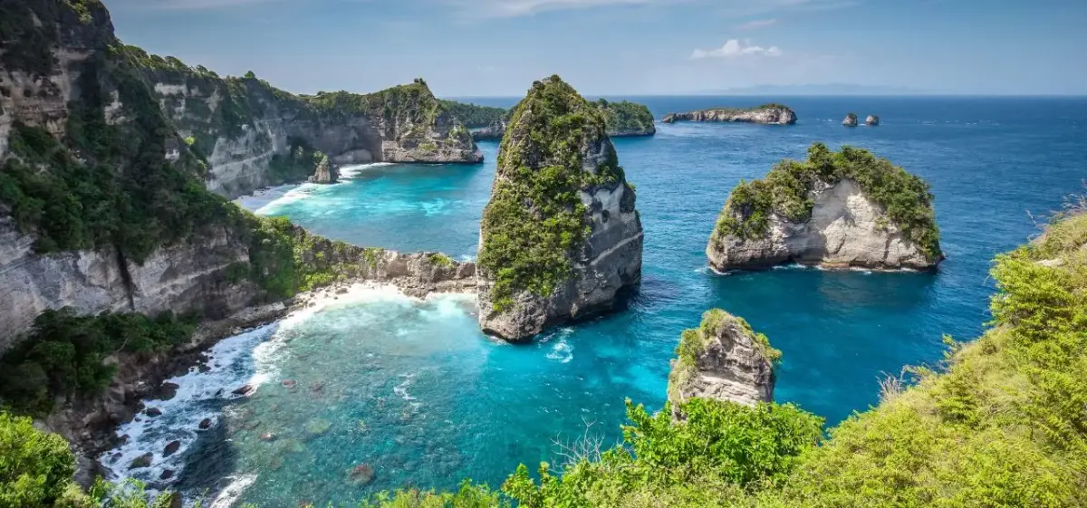 Dramatic limestone cliffs and turquoise waters at Nusa Penida showcase Bali's stunning coastal beauty