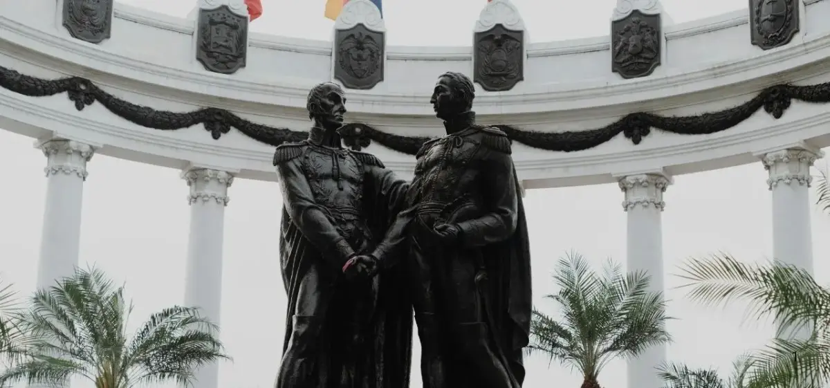 Bronze statues of historical figures beneath ornate rotunda with Corinthian columns in Guayaquil, Ecuador