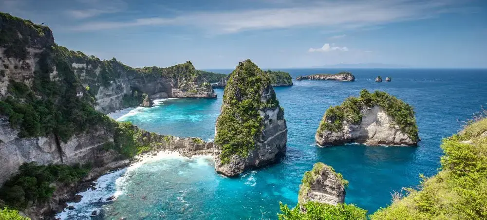 Dramatic limestone cliffs and turquoise waters at Nusa Penida showcase Indonesia's pristine coastal beauty