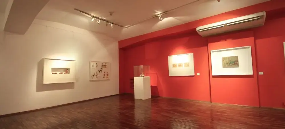 Modern art gallery interior in Montevideo showcasing contemporary exhibitions with red accent wall