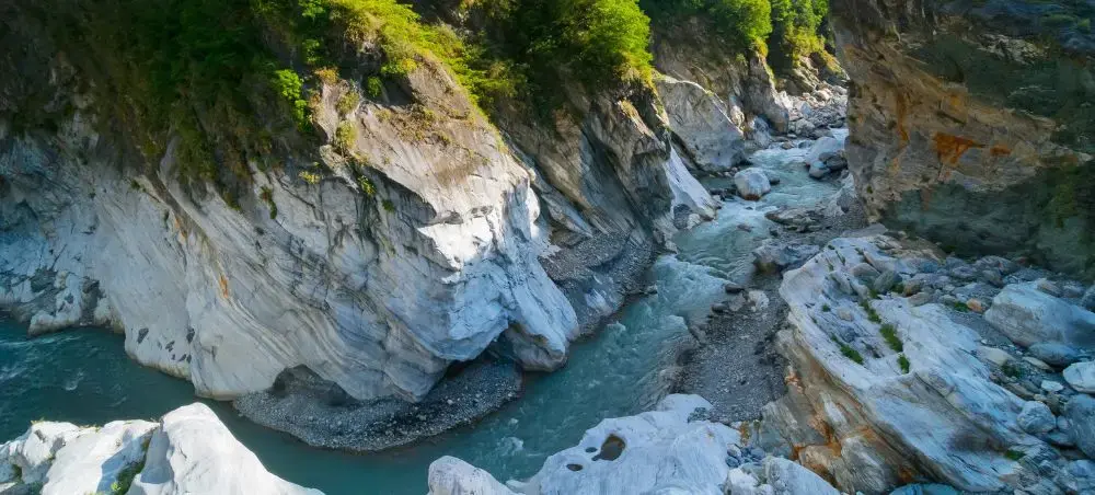 Dramatic marble cliffs and turquoise river waters showcase Taiwan's stunning Taroko Gorge natural landscape