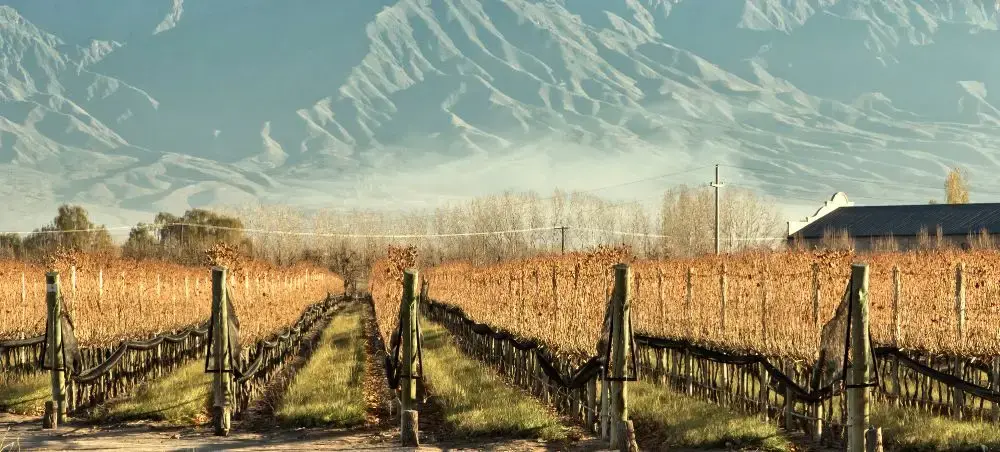 Waterfront promenade and landmark architecture in Mendoza for private jet charter visitors