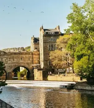 Pulteney Bridge spanning the River Avon in Bath, England, showcasing the city's iconic Georgian stone architecture and weir