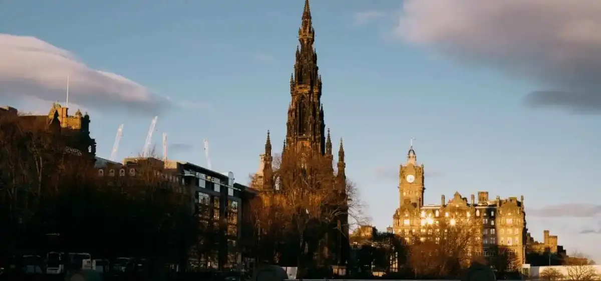 Edinburgh skyline at sunset featuring the Scott Monument, landmarks for private jet travellers to the United Kingdom