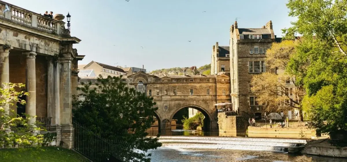 Pulteney Bridge spanning the River Avon in Bath, England, showcasing the city's iconic Georgian stone architecture and weir