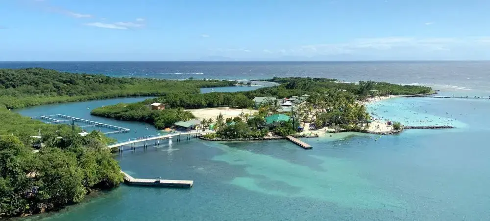 Turquoise Caribbean water and coastline in Roatan, one of Honduras private jet travel gateways
