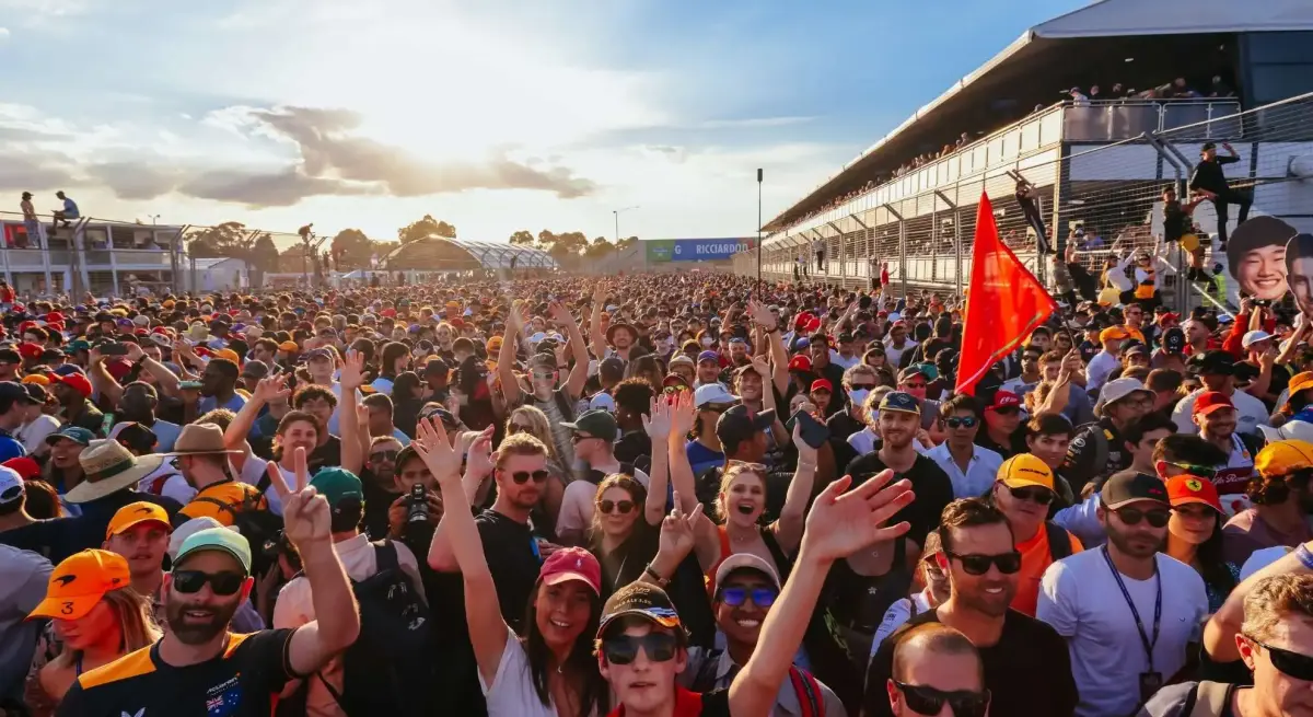 Tens of thousands of F1 fans celebrating on the pit straight at the Australian Grand Prix