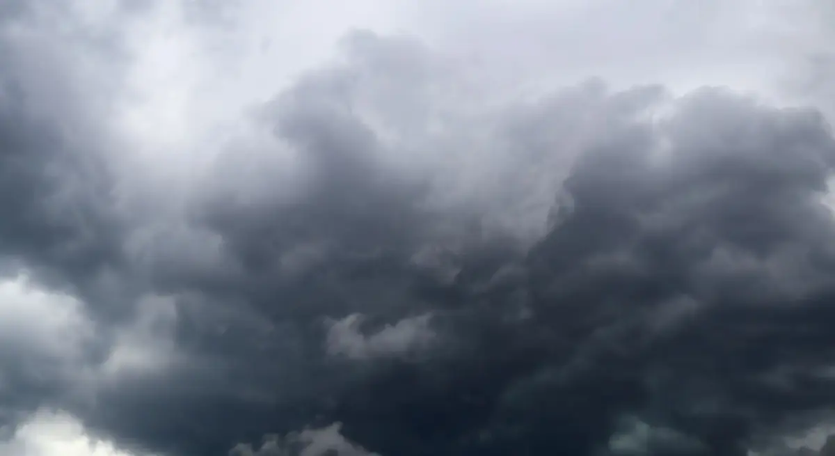 Dark thunderstorm clouds illustrating weather conditions that may disrupt flights at LaGuardia Airport.